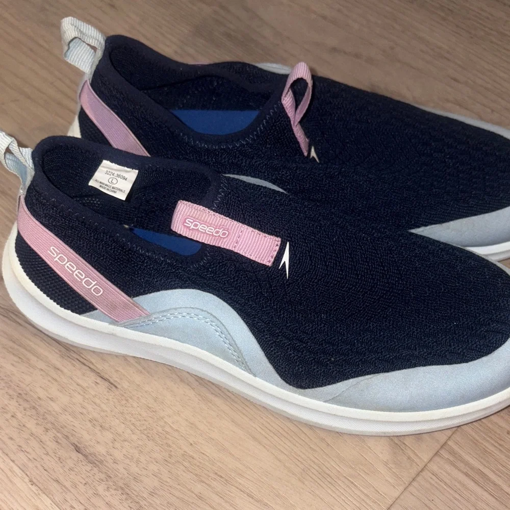 Speedo Kids Sneakers water shoes - Navy and Pink size 4/5